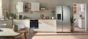 Moderne Küche mit Side-by-Side-Kühlschrank NRS9182 von Hisense
