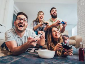 Vier Freunde spielen zusammen Videospiele