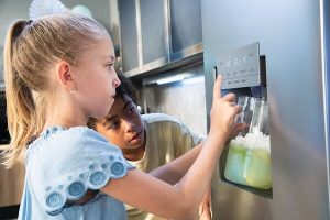 Kühlschrank mit Eiswürfel-Dispenser