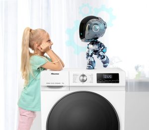 Mädchen lehnt an Waschmaschine mit Roboter