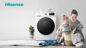 Frau macht glücklich die Wäsche mit Tochter neben Hisense Waschmaschine