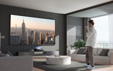 Stromsparender Laser TV in modernen Wohnzimmer und Junggeselle