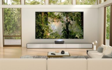 Laser TV mit wenig Stromverbrauch zeigt Bild von Wald